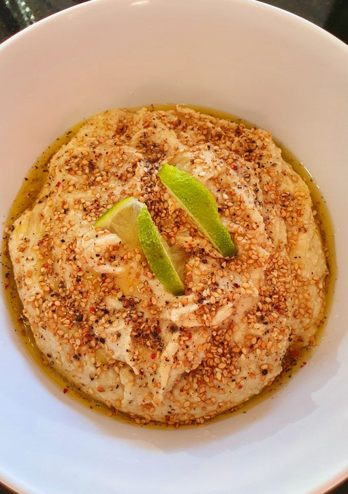 Una foto de Hummus con garbanzos secos