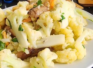 Hình của món Súp lơ trắng xào tôm nấm.