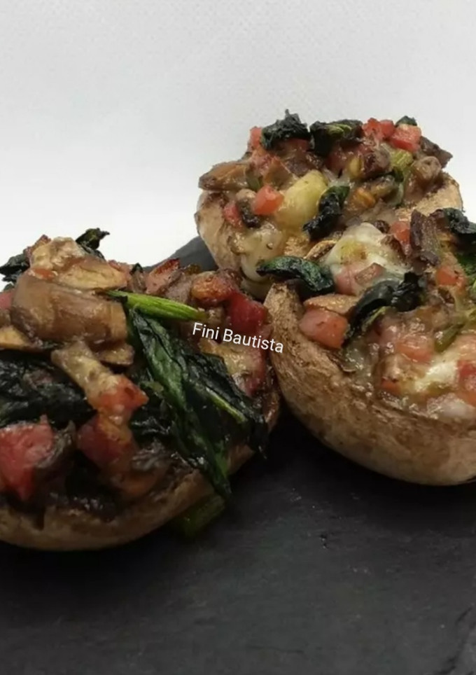 Una foto de Champiñones rellenos de espinacas jamón y ajos tiernos