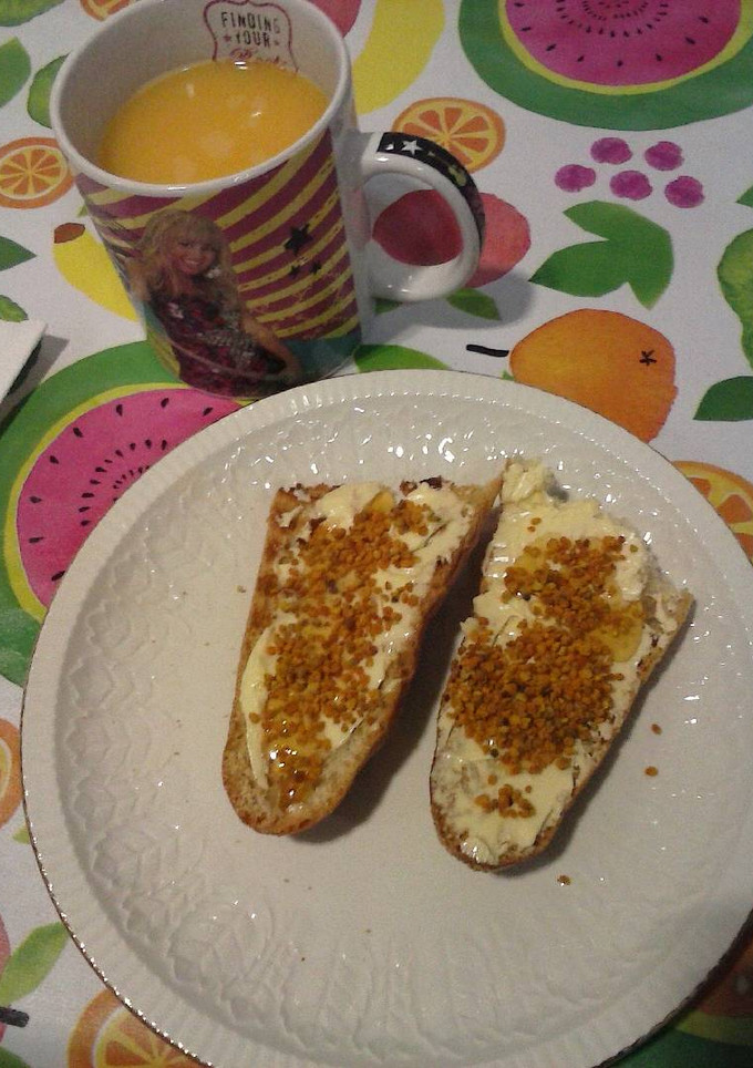Una foto de Tostadas con miel y polen