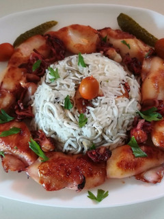 Una foto de Timbal de arroz con gulas y calamares
