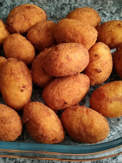 Una foto de Croquetas de bacalao y gambas