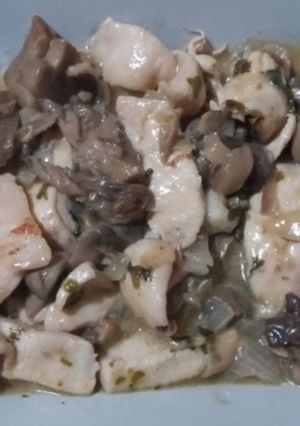 Una foto de Pollo con setas y champiñones con nata
