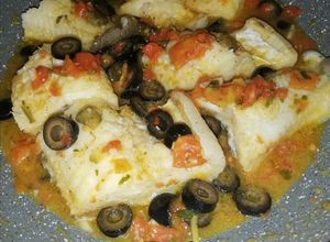 Foto di Baccalà con Pachino, Olive Nere, Capperi e Acciughe Sott’Olio