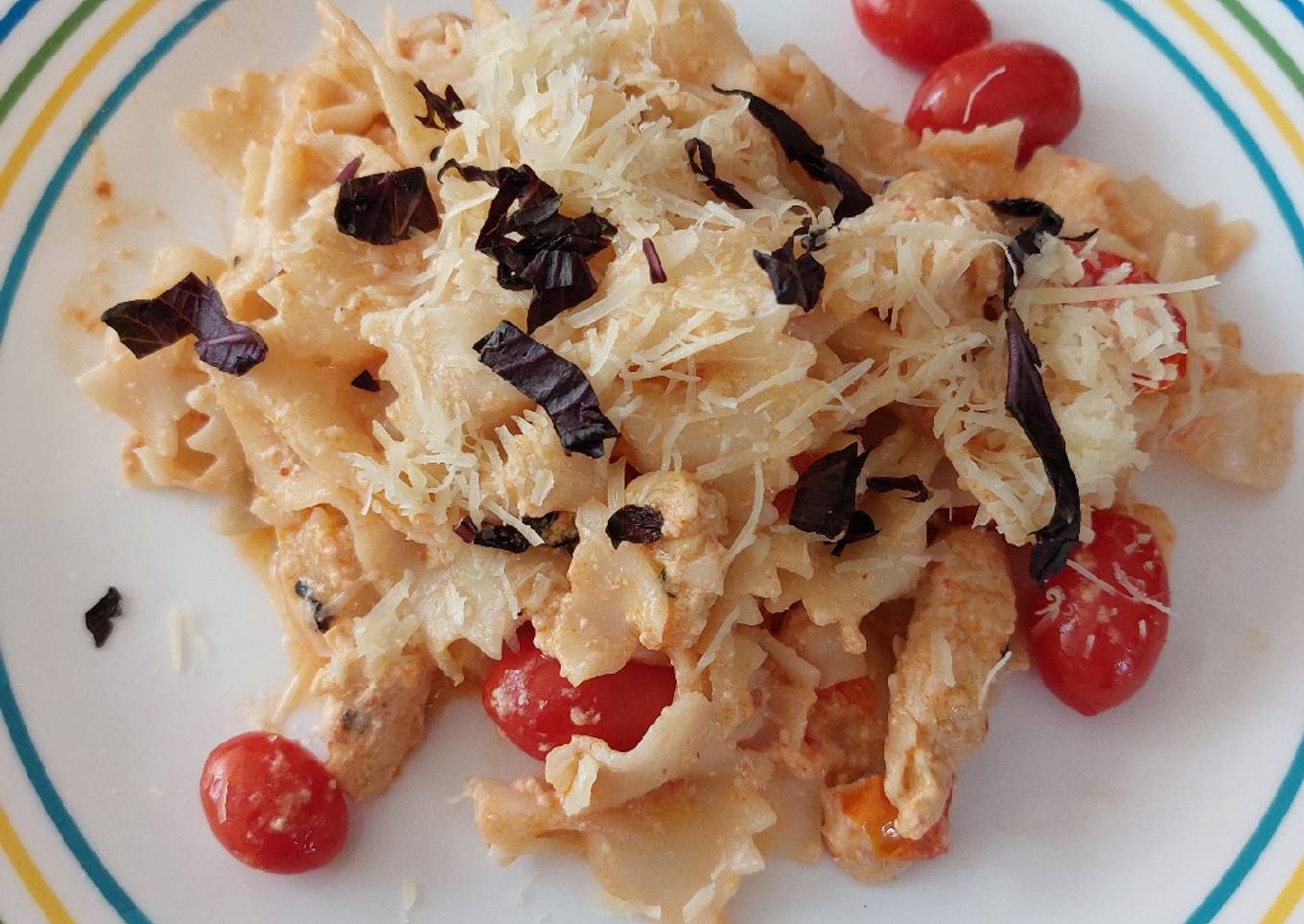 Corbatas con pollo en salsa de jitomate
