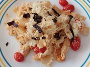 Una foto de salsa para pasta tomates cherry