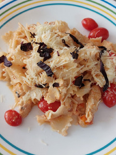 Una foto de Corbatas con pollo en salsa de jitomate