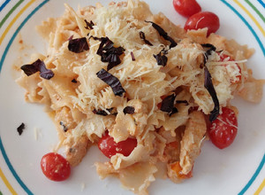 Una foto de Corbatas con pollo en salsa de jitomate