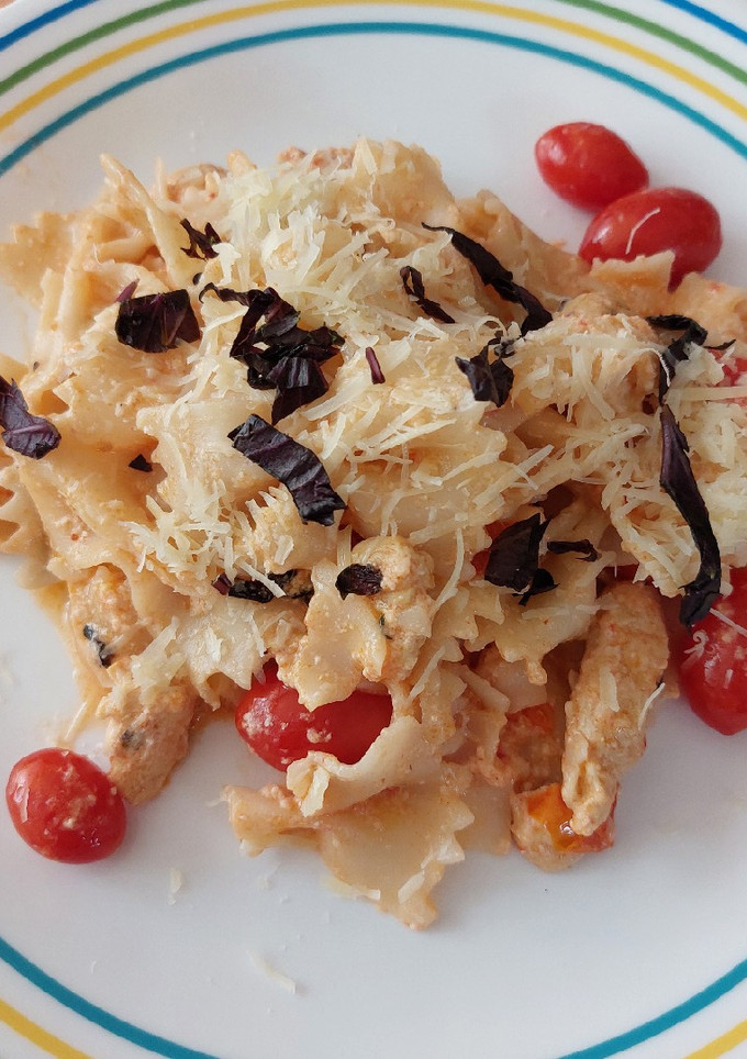 Una foto de Corbatas con pollo en salsa de jitomate