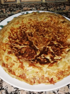 Una foto de Tortilla de calabacín y patatas