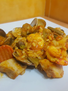 Una foto de Arroz con pollo y almejas
