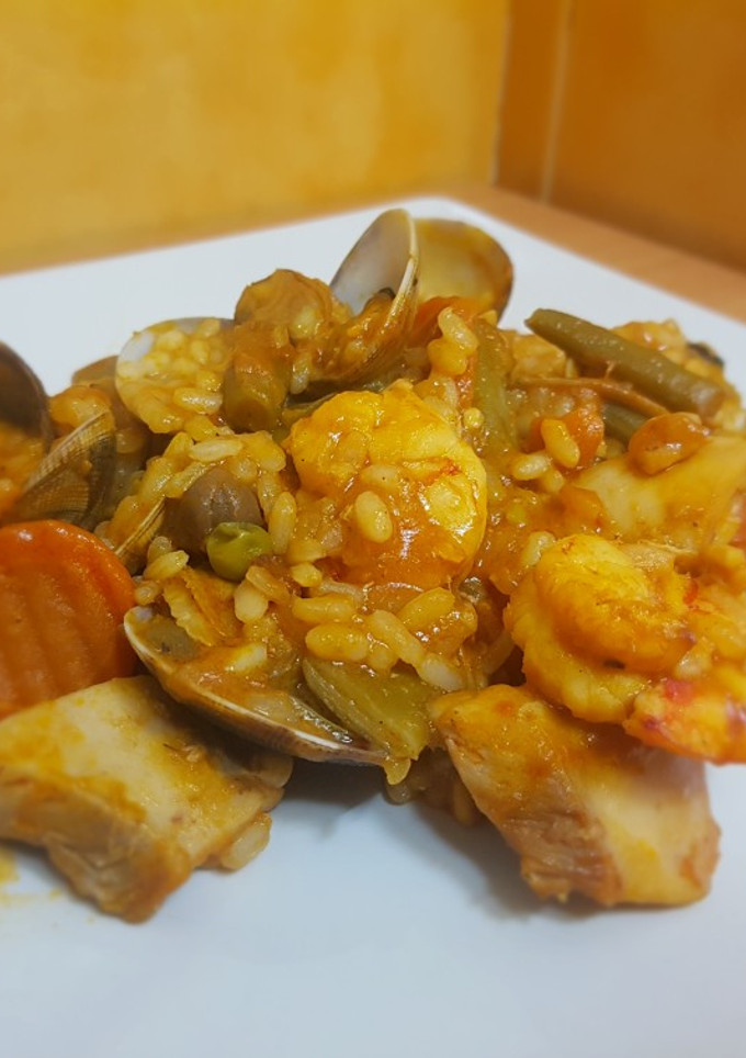 Una foto de Arroz con pollo y almejas