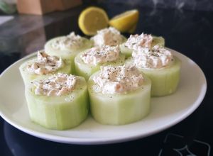 Une photo de 25• Recette Apéro N°2 : Toast de concombre au fromage frais saumon