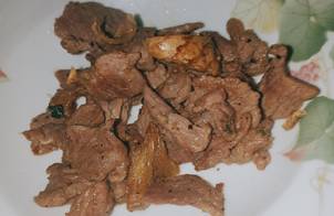 Thịt lợn nấu với gừng có mùi thơm nức như thịt bò