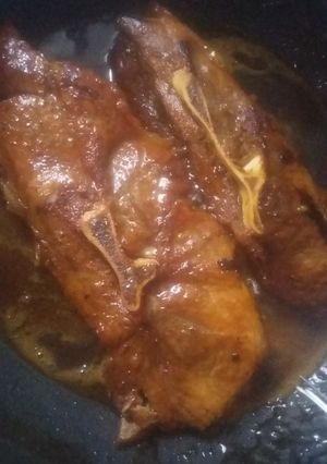 Una foto de Chuletas caramelizadas con verduras al horno