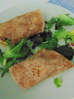 Una foto de 🌯Fajitas de tortilla de atún 🐟con salsa de albahaca🌿