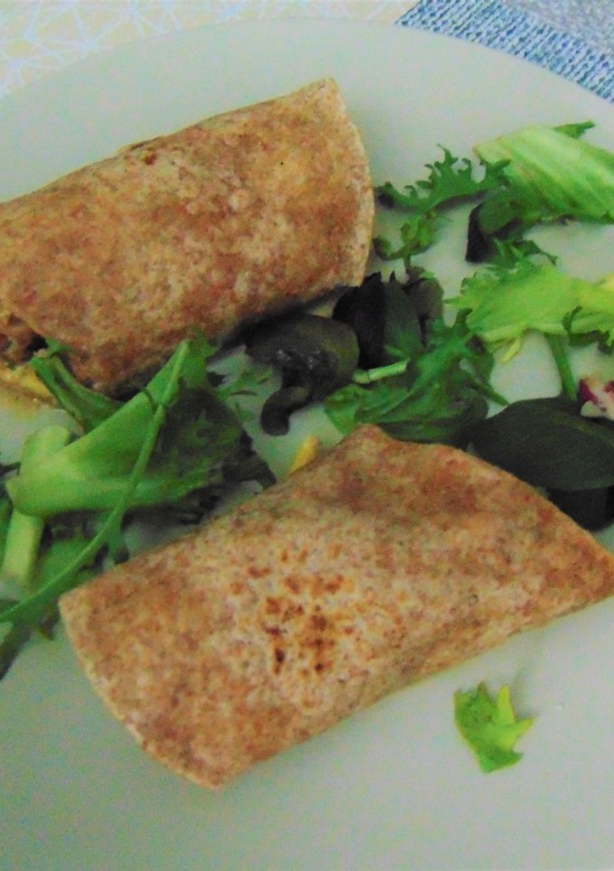 Una foto de 🌯Fajitas de tortilla de atún 🐟con salsa de albahaca🌿