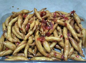 Foto resep Cemilan Keringan pedesss (terigu)