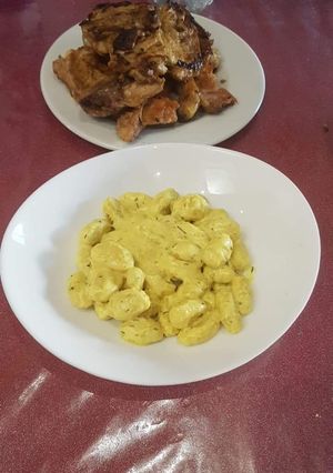O poză a rețetei Gnocchi cu sos alb și pui la grill.