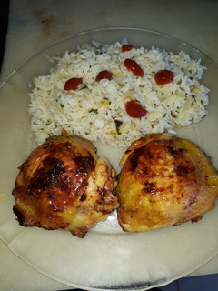 Una foto de Pollo a la mostaza con arroz frito
