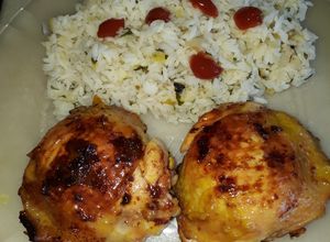 Una foto de Pollo a la mostaza con arroz frito