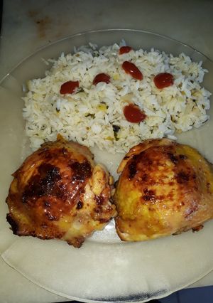 Una foto de Pollo a la mostaza con arroz frito