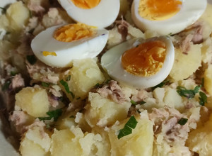 Una foto de Ensalada de papa y atún