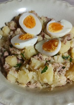 Una foto de Ensalada de papa y atún