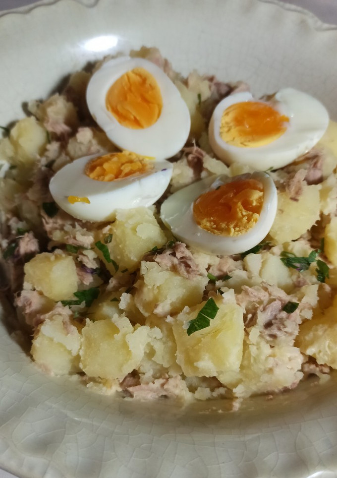 Una foto de Ensalada de papa y atún