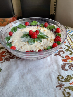 Una foto de Postre de frutos silvestres para Navidad