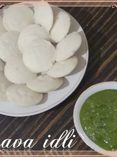 રવા ઈડલી (Rava Idli Recipe In Gujarati) રેસીપી મુખ્ય ફોટો