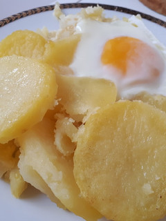 Una foto de Patatas con huevo