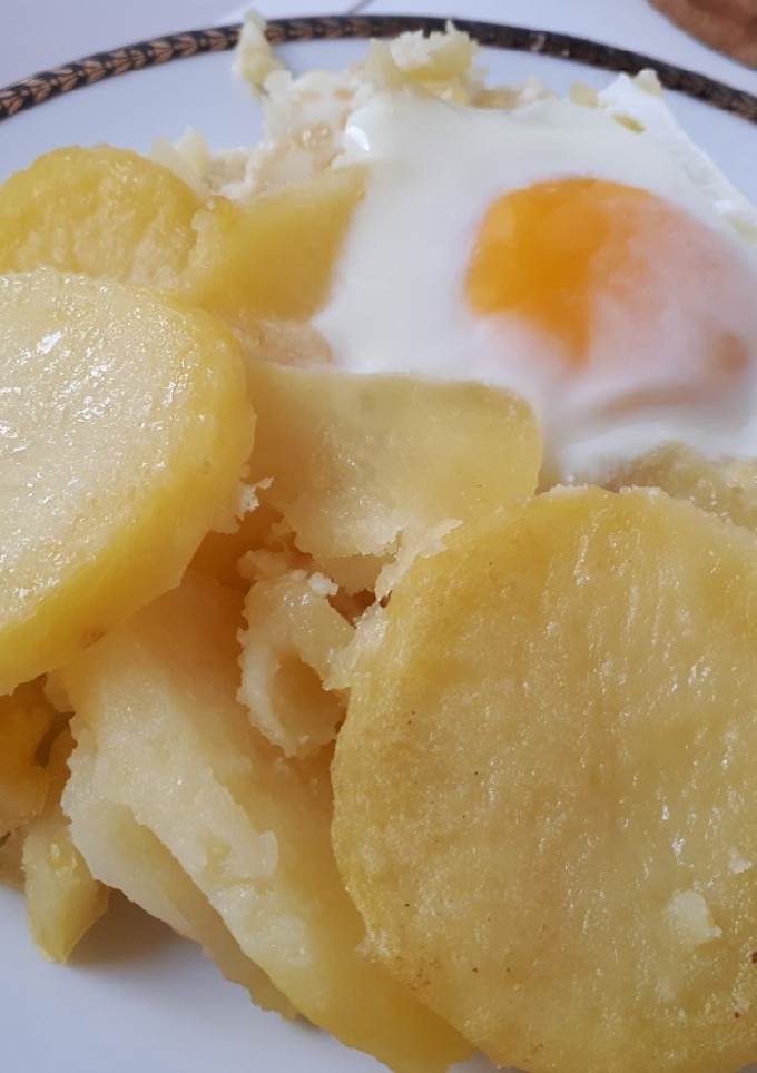 Una foto de Patatas con huevo