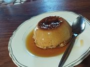 Una foto de flan de huevo en microondas