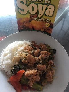 Una foto de Soya con verduras a la naranja