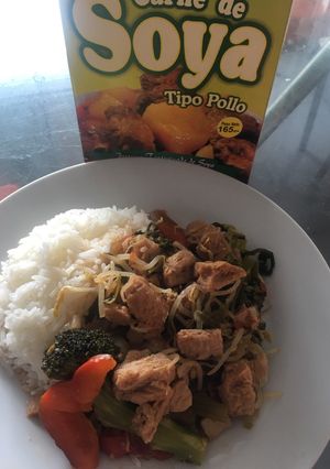 Una foto de Soya con verduras a la naranja