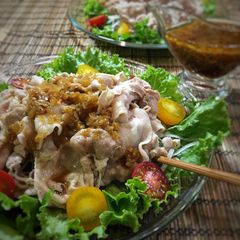 Cold Pork Shabu-Shabu with Koumi (flavor) sauce A picture of Cold Pork Shabu-Shabu with Koumi (flavor) sauce.