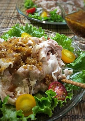 A picture of Cold Pork Shabu-Shabu with Koumi (flavor) sauce.