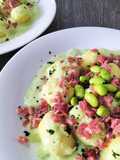 Gnocchi relleno de queso, con jamón y salsa edamame