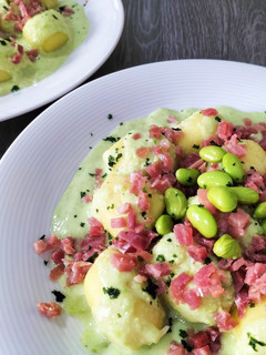 Una foto de Gnocchi relleno de queso, con jamón y salsa edamame