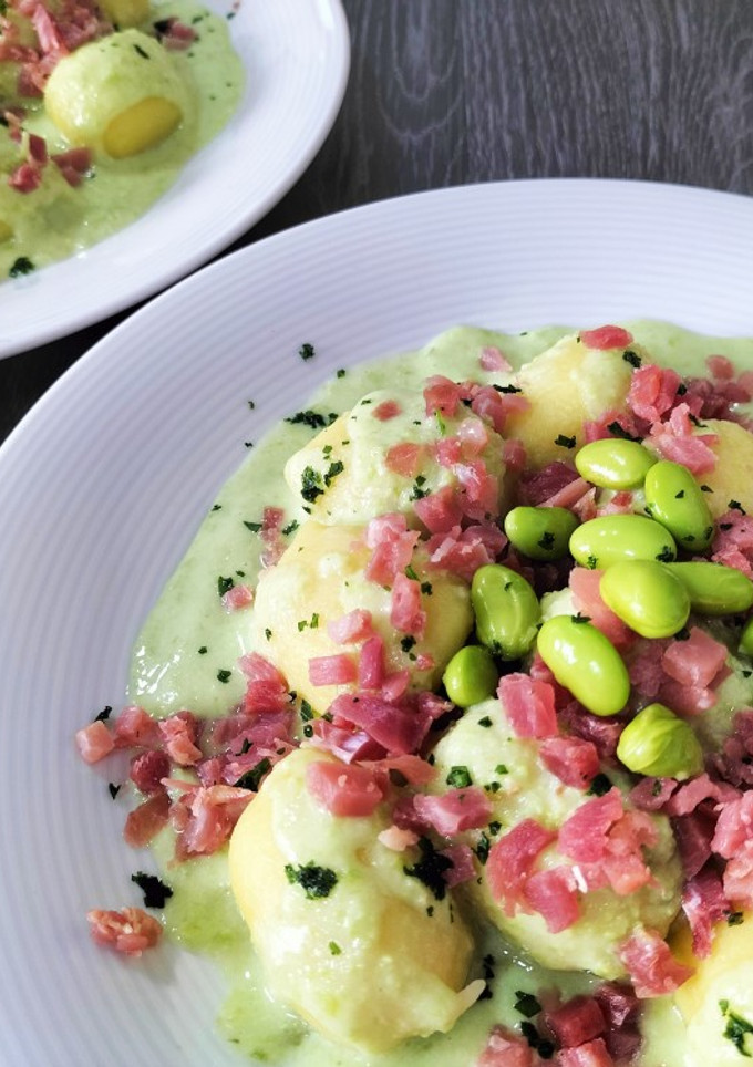 Una foto de Gnocchi relleno de queso, con jamón y salsa edamame