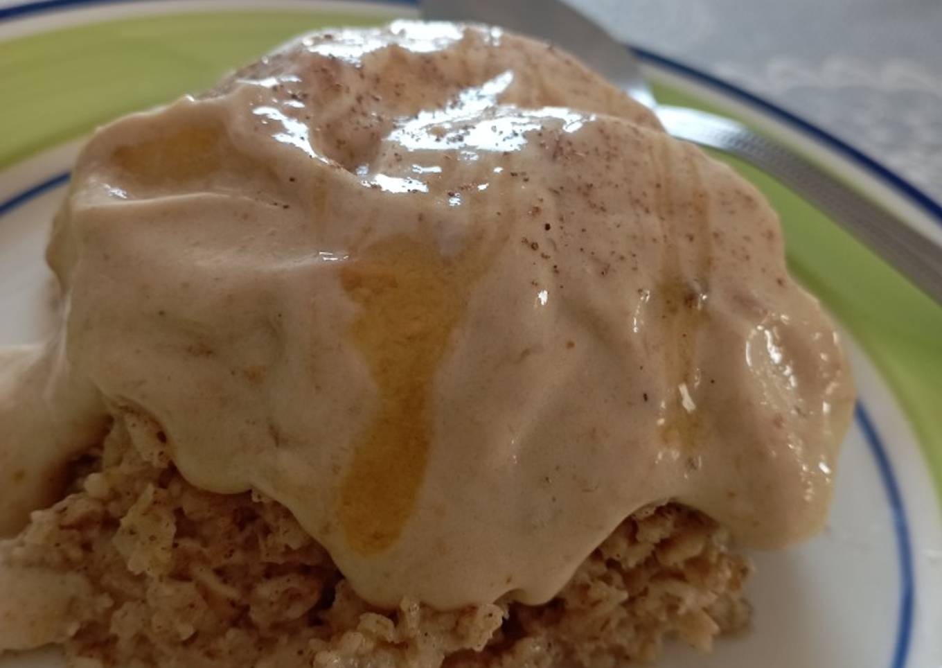 Helado de plátano y anacardos con porridge de avena y canela