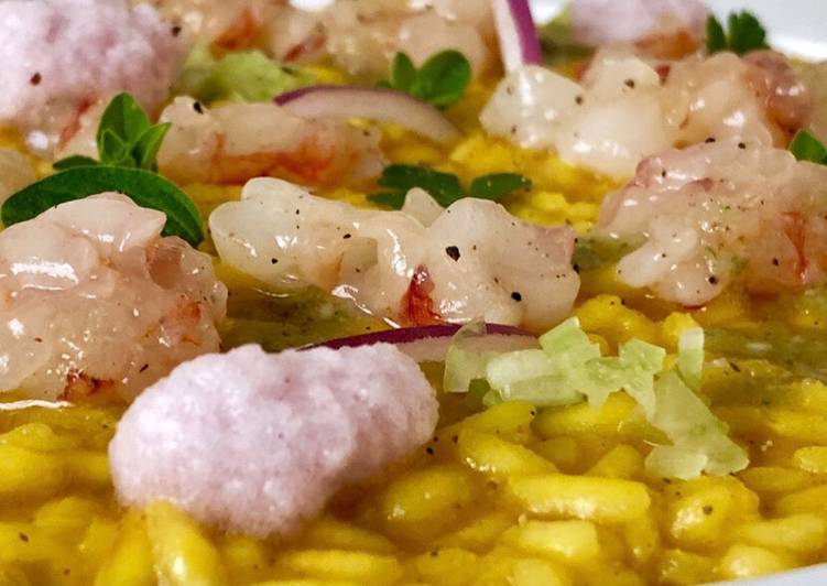 Risotto pomodorino giallo, tartare di gambero, mousse alla cipolla rossa e olio alle alici