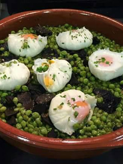 Una foto de Arvejas con Prietas y huevo poche