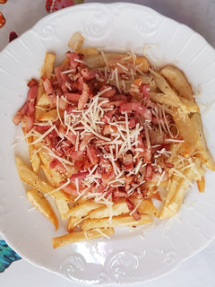 Una foto de Patatas salteadas con bacon y queso