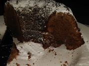 Una foto de bizcochuelo de chocolate con cacao humedo