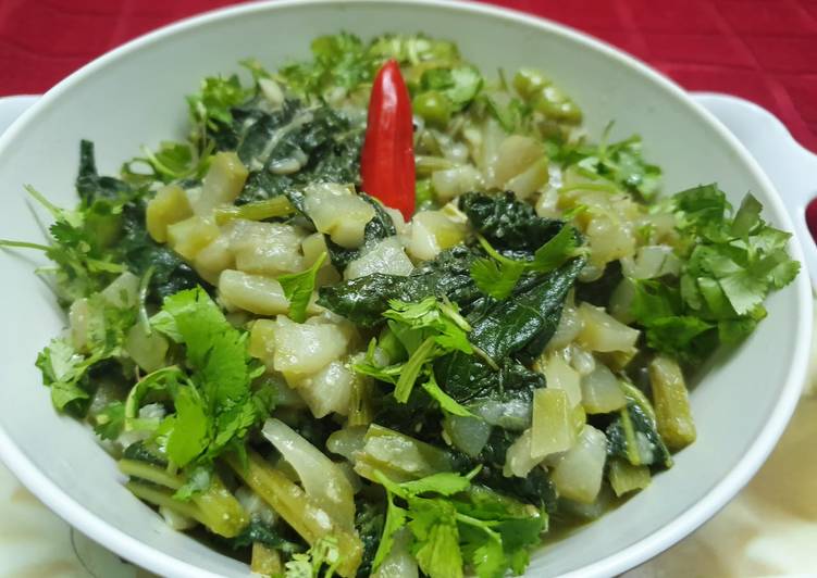 Lau Shaager Morich Jhol(Bottle Gourd and Leaves in Poppy Paste)