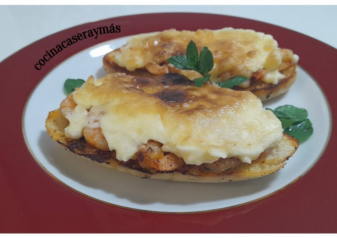 Mollete con langostinos al pil pil