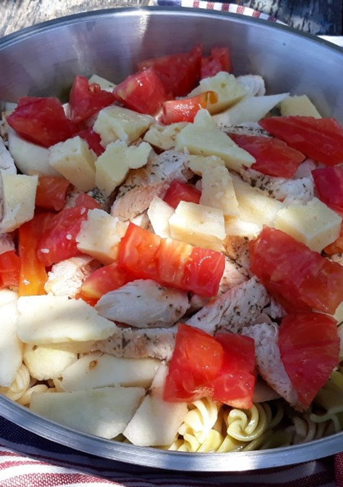 Una foto de Ensalada de pasta y pollo