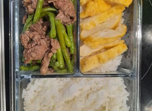 Hình của món Đậu đũa xào thịt bò, chả mực rán; cơm trưa vp.